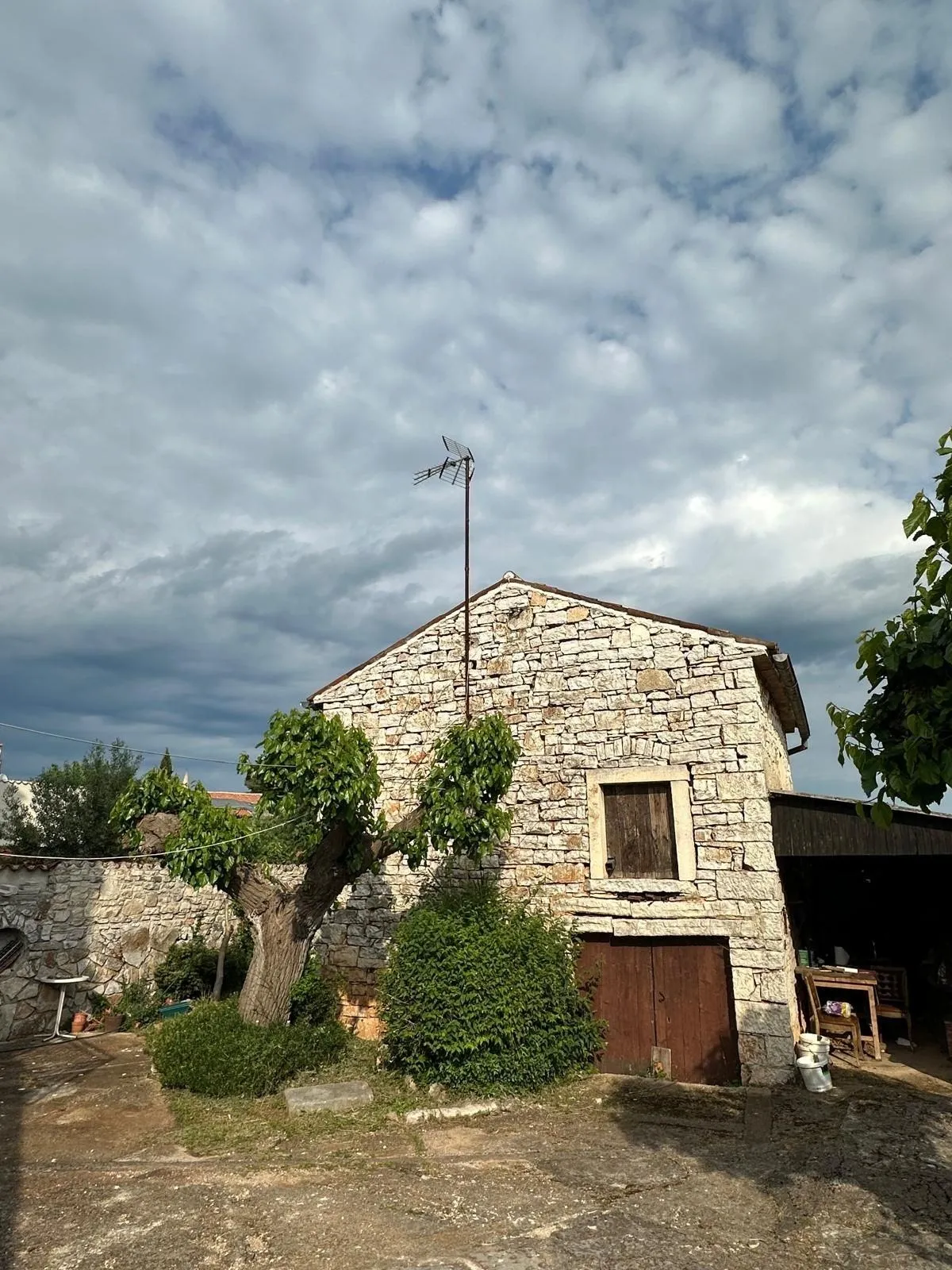 rovinj okolica-dvije kamene kuće sa dvorištem za adaptaciju (prodaja) - slika 4