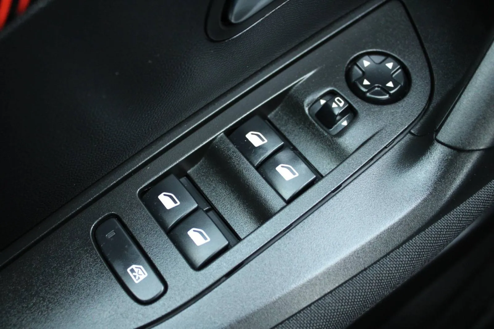 peugeot 2008 1.2 puretech automatik *led, navigacija* - slika 15
