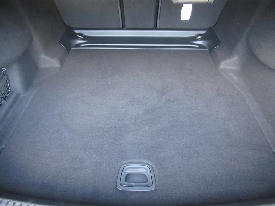 mercedes-benz e-klasa 220 d amg line - slika 17
