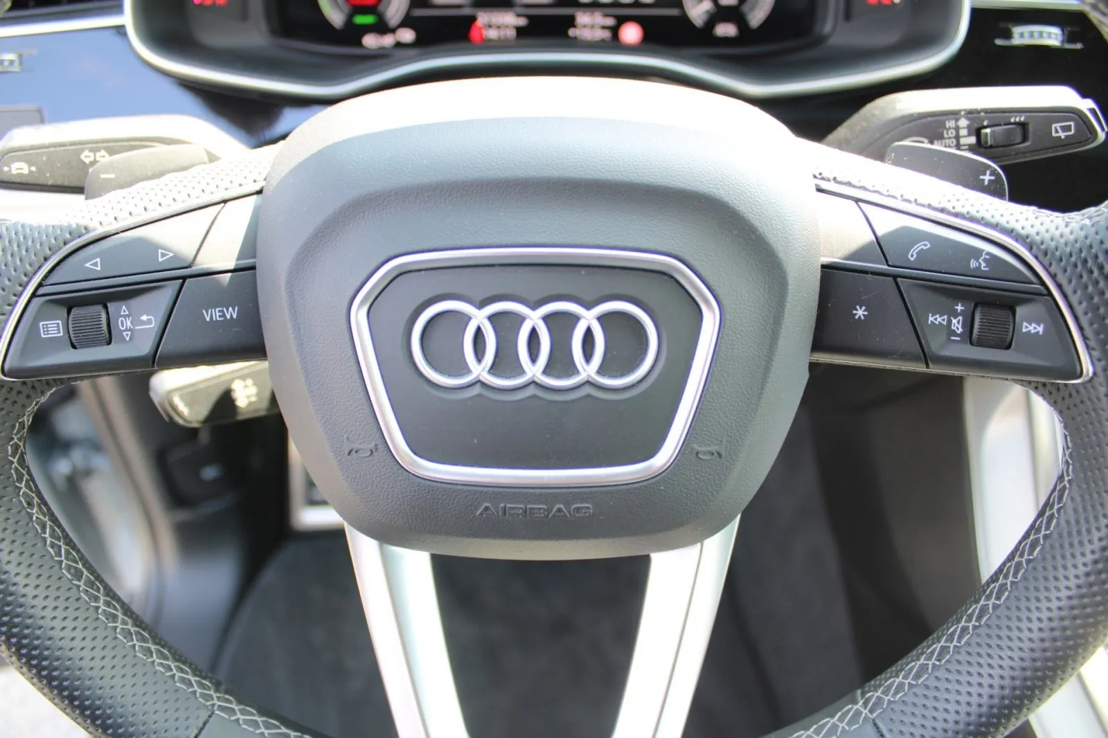 audi q8 55 tfsi quattro s-line *panorama,led,navigacija,kamera* - slika 13