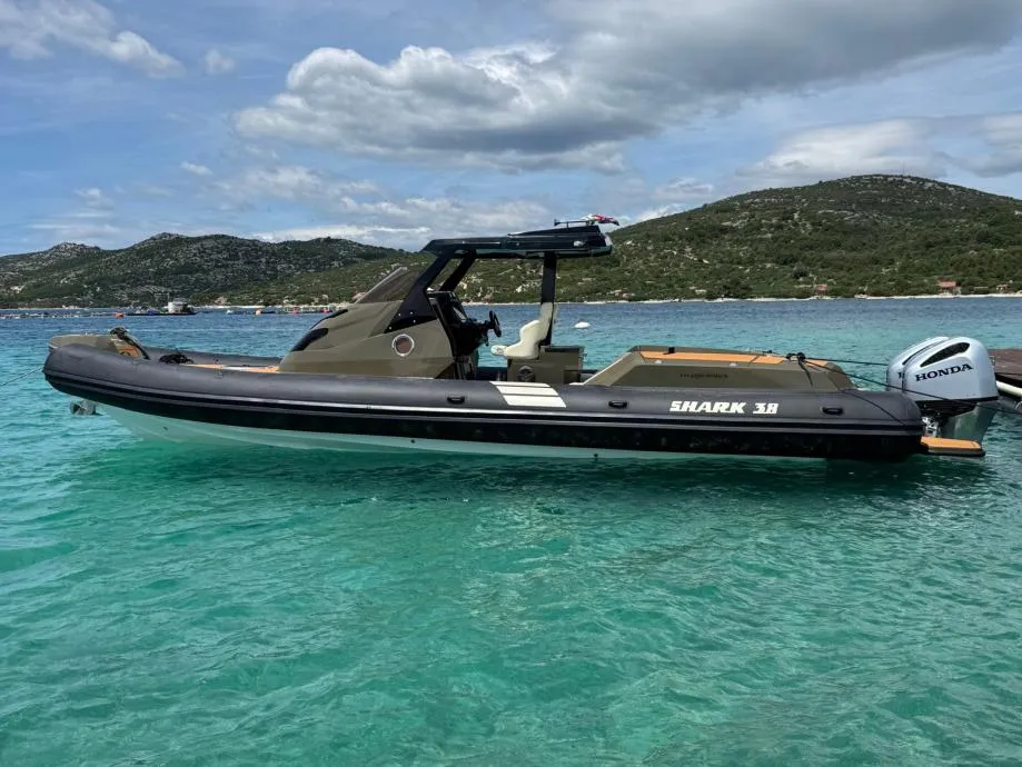 Shark 38 - NOVO model 2026 gumenjak sa kabinom, motori 2 x 250 - Markuševec