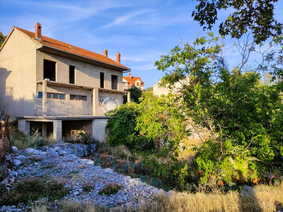 gornji humac (brač) - građevinsko zemljište s nedovršenom kućom - slika 7