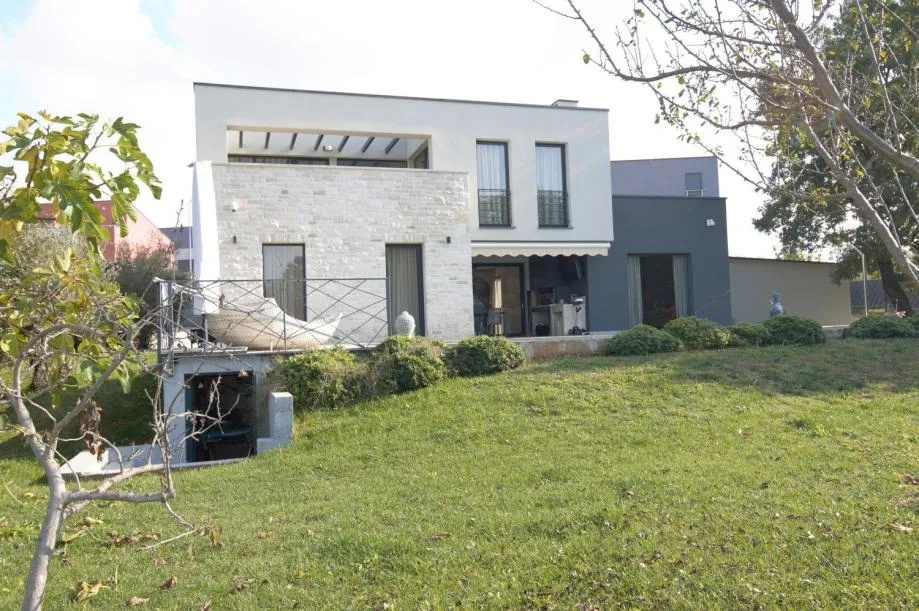 POREČ- LUKSUZNA MODERNA VILA NA PRODAJI (prodaja)