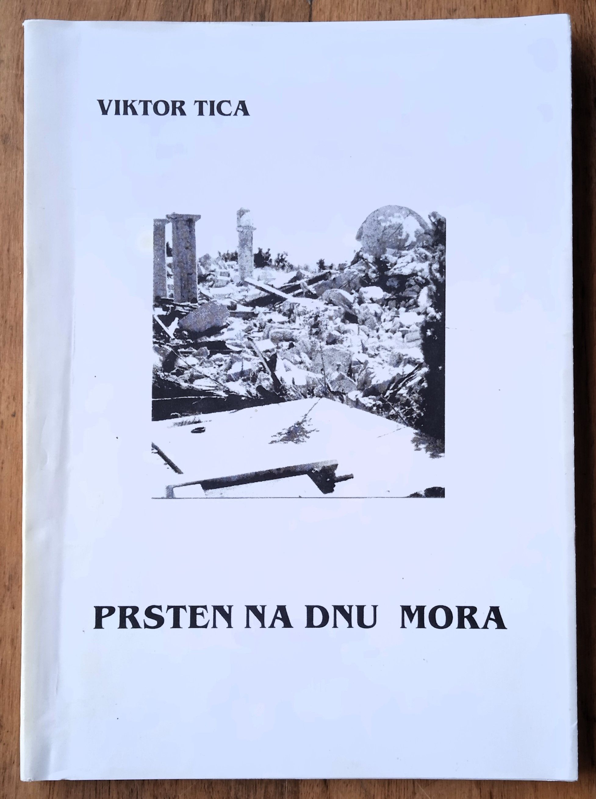 PRSTEN NA DNU MORA Viktor Tica KNJIGA S POSVETOM AUTORA - Sisak