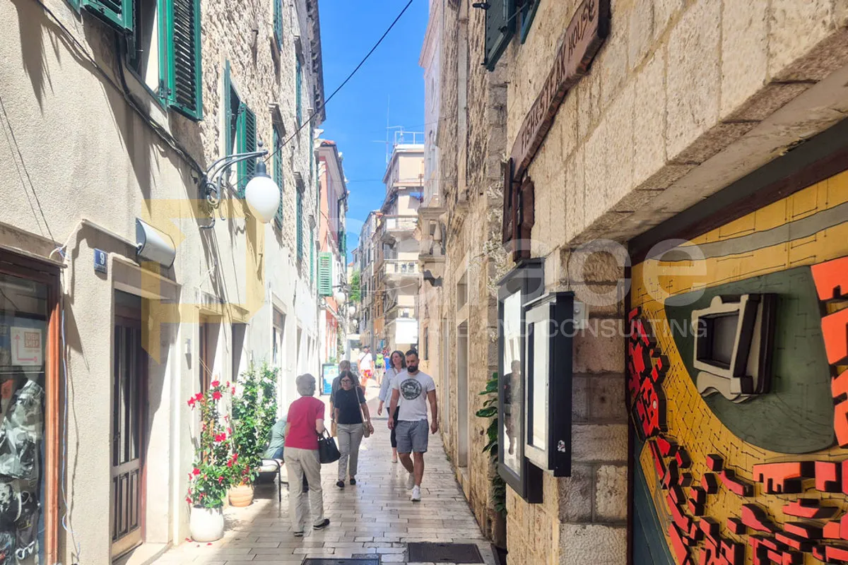 kamena kuća na više etaža s terasom s pogledom na more i grad, 80 m2 - slika 14