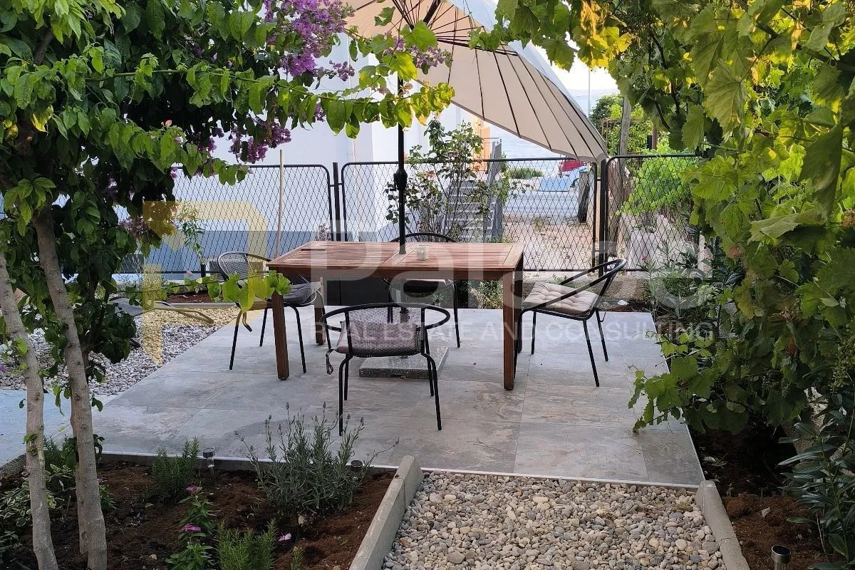 Novouređen 2-sobni stan 54,63 m2 s vrtom i pogledom na more, Podstrana - Podstrana - Miljevac, Podstrana