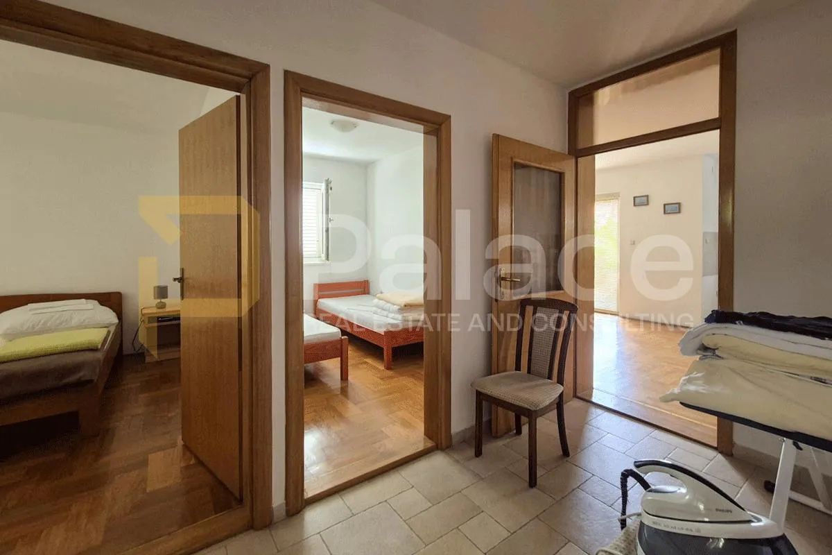 malinska 2s+db s okućnicom 72 m², parkingom i pogledom na more - slika 8