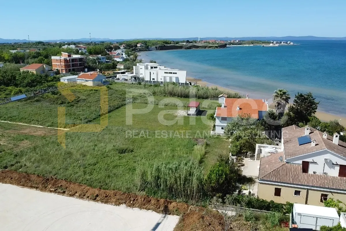 privlaka : zemljište 50m od mora 1130 m2 - slika 1