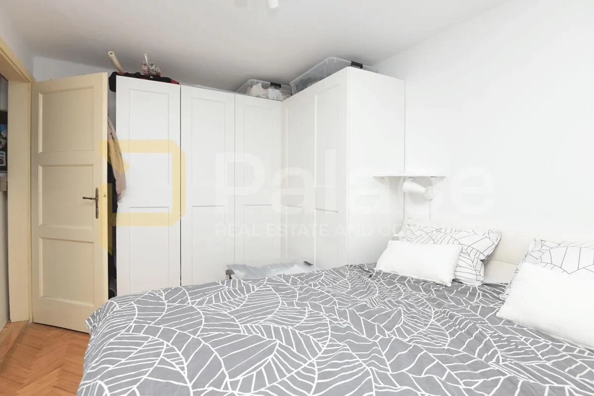 dolac: renovirani trosoban stan u centru grada, prvi red do mora, 82m2 - slika 7