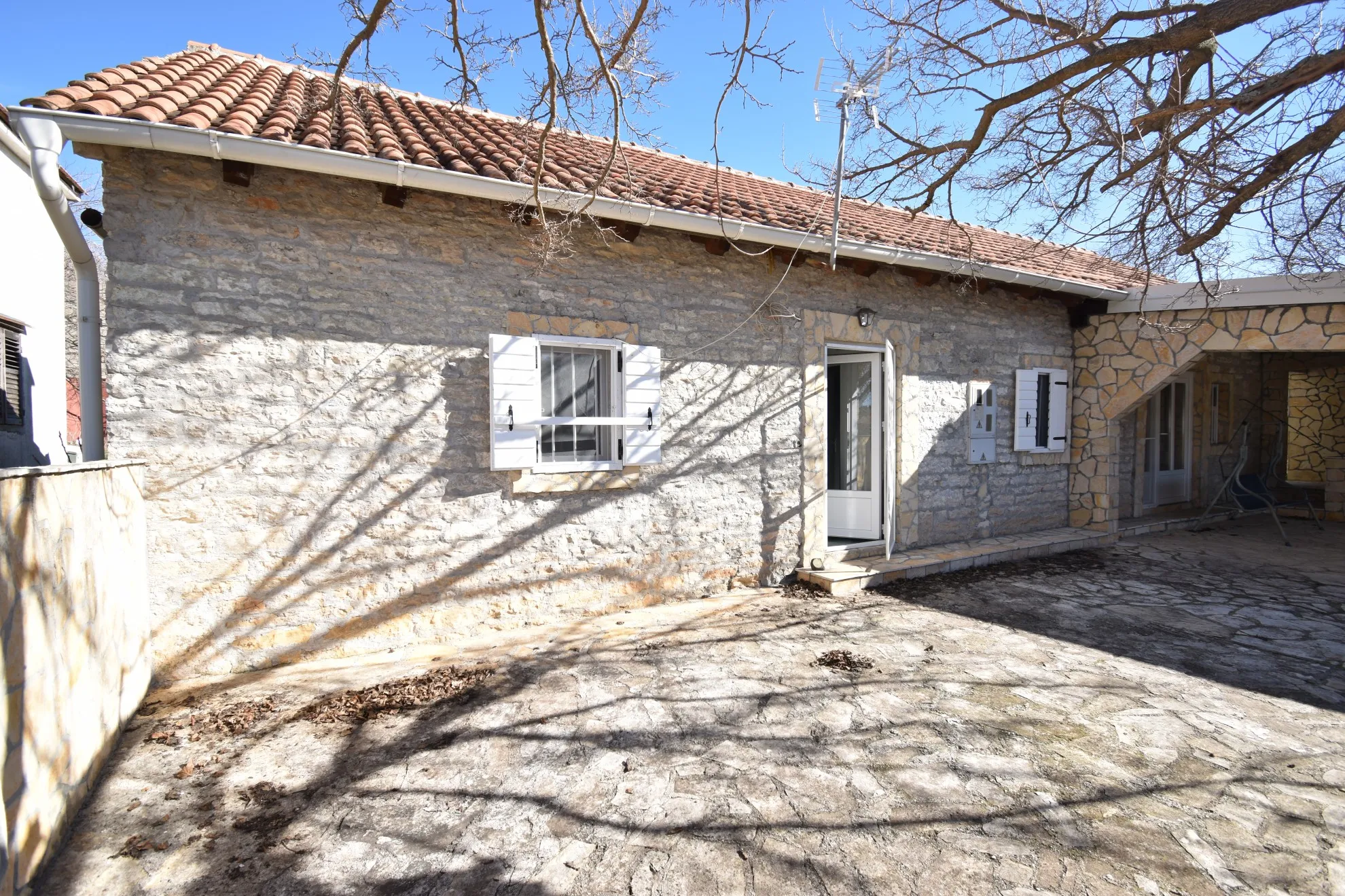 uređena kamena prizemnica s velikom okućnicom, skradin-vaćani - slika 12
