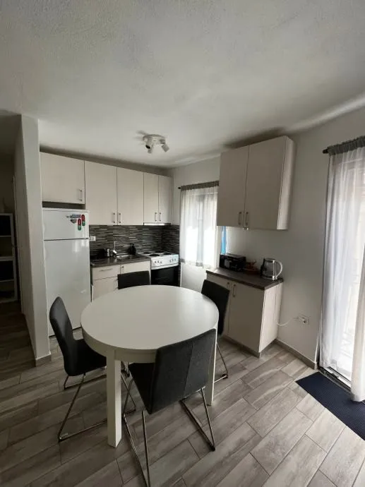 renovirana kuća samo 40m od mora, krvavica - slika 5