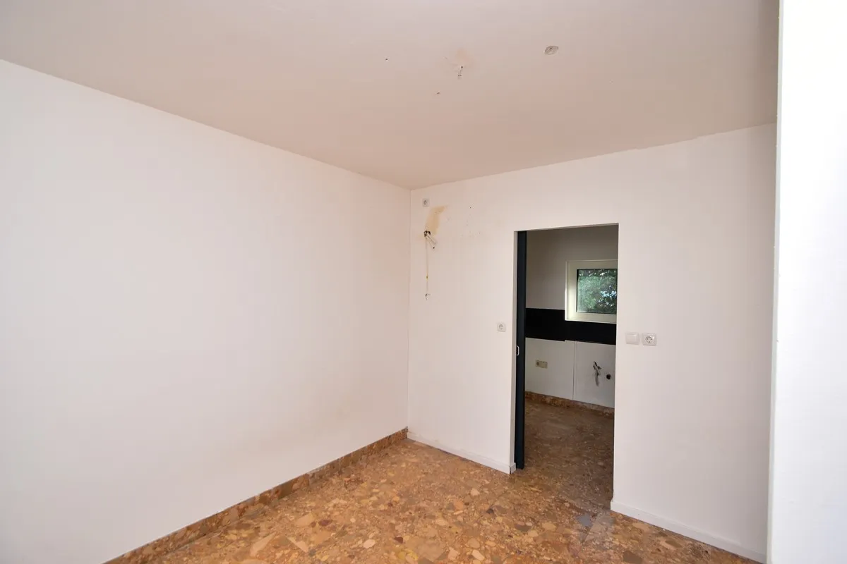 top lokacija: kuća blizu mora s 5 apartmana i dvorištem, srima 320 m2 - slika 23