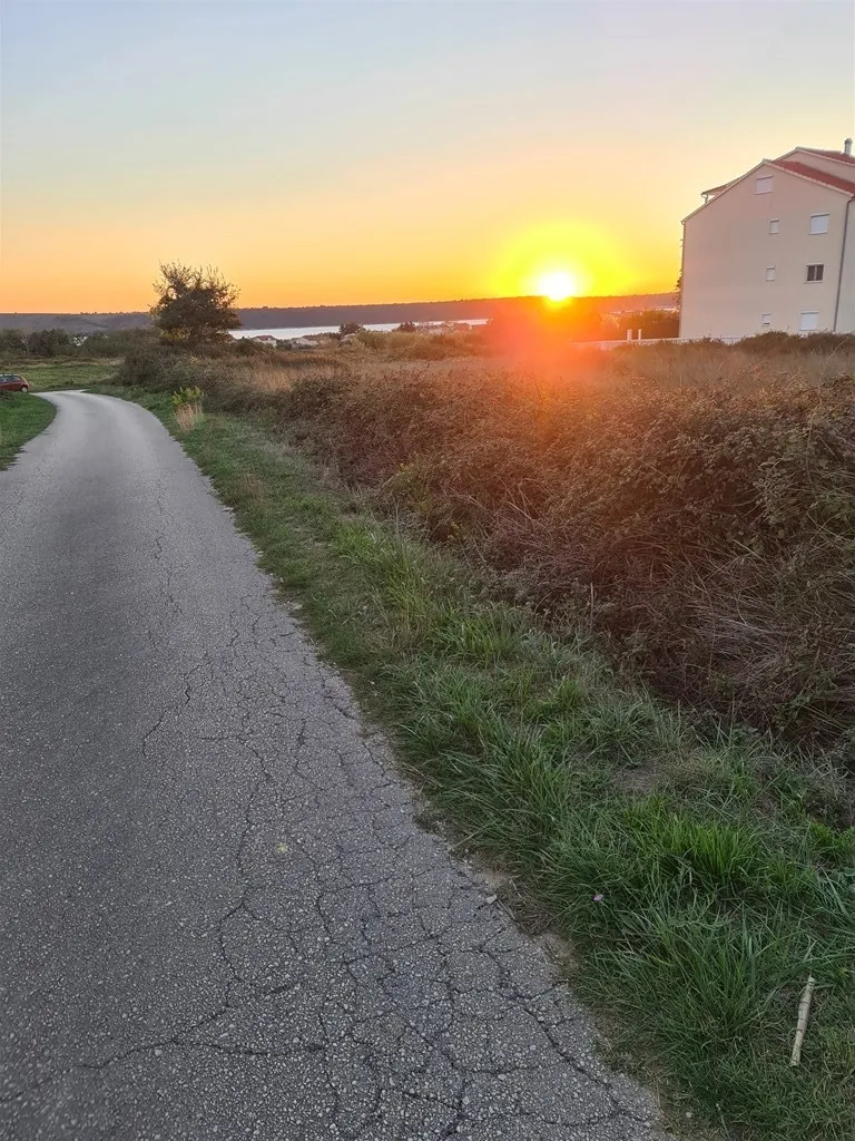 građevinsko zemljište na idealnoj lokaciji, 450m od mora - slika 2