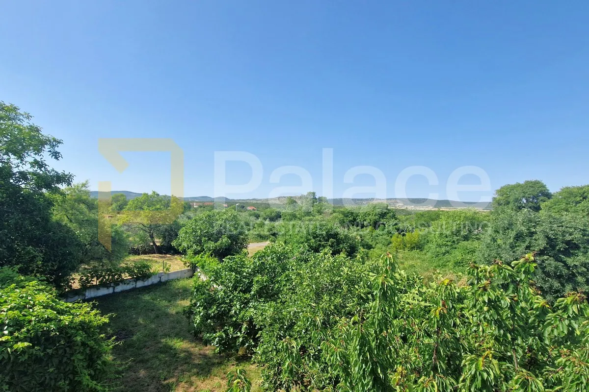 uređena prizemnica s velikim dvorištem, čista mala-vodice 120 m2 - slika 23