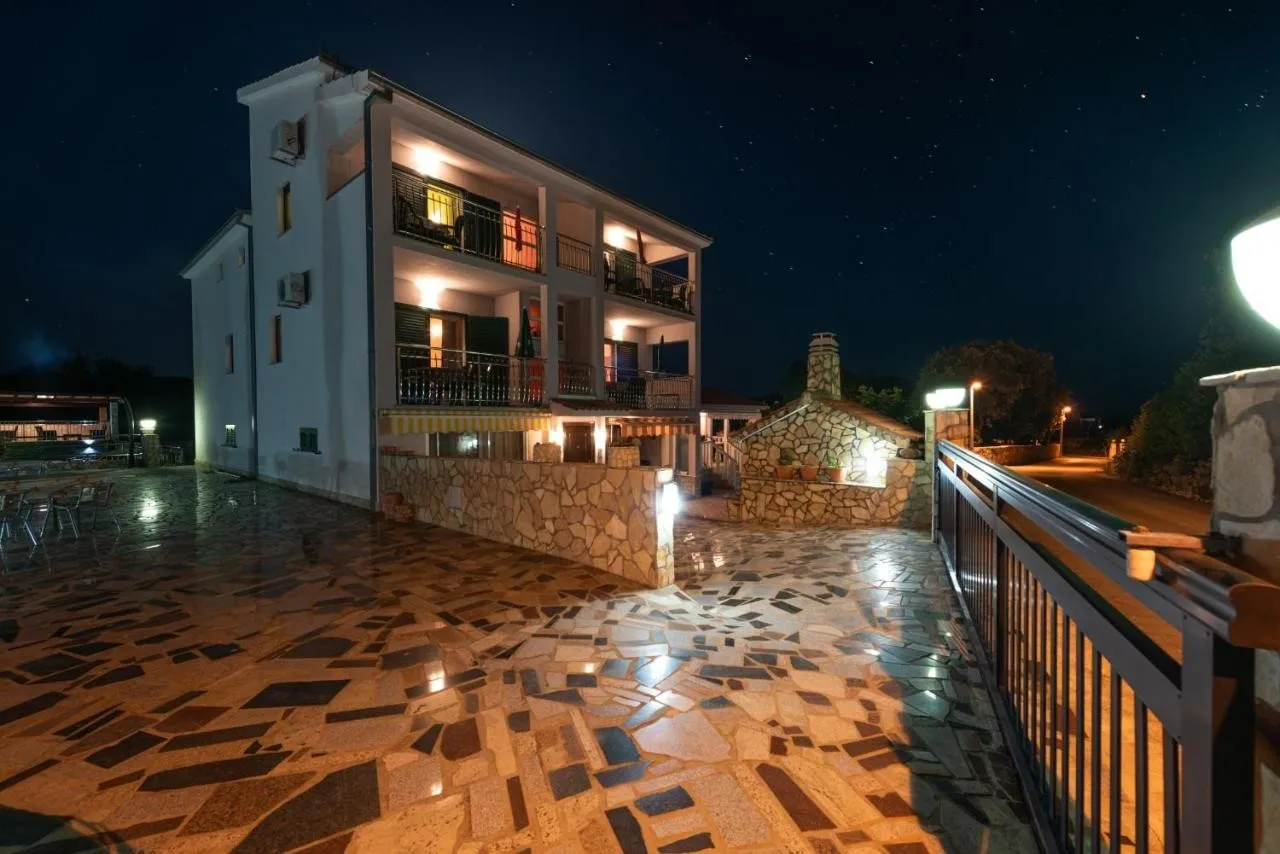 predivna vila s apartmanima i s bazenom, vinišće - slika 4