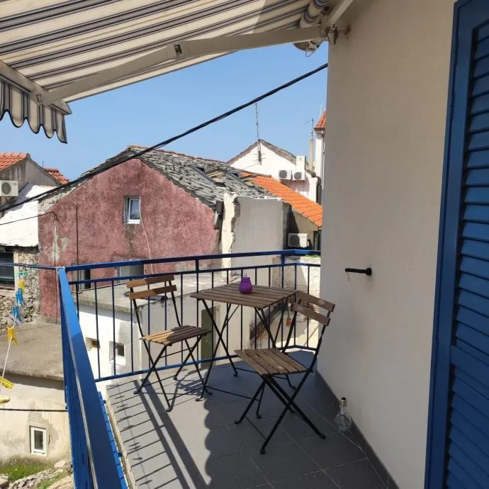 renovirana kuća samo 40m od mora, krvavica - slika 8