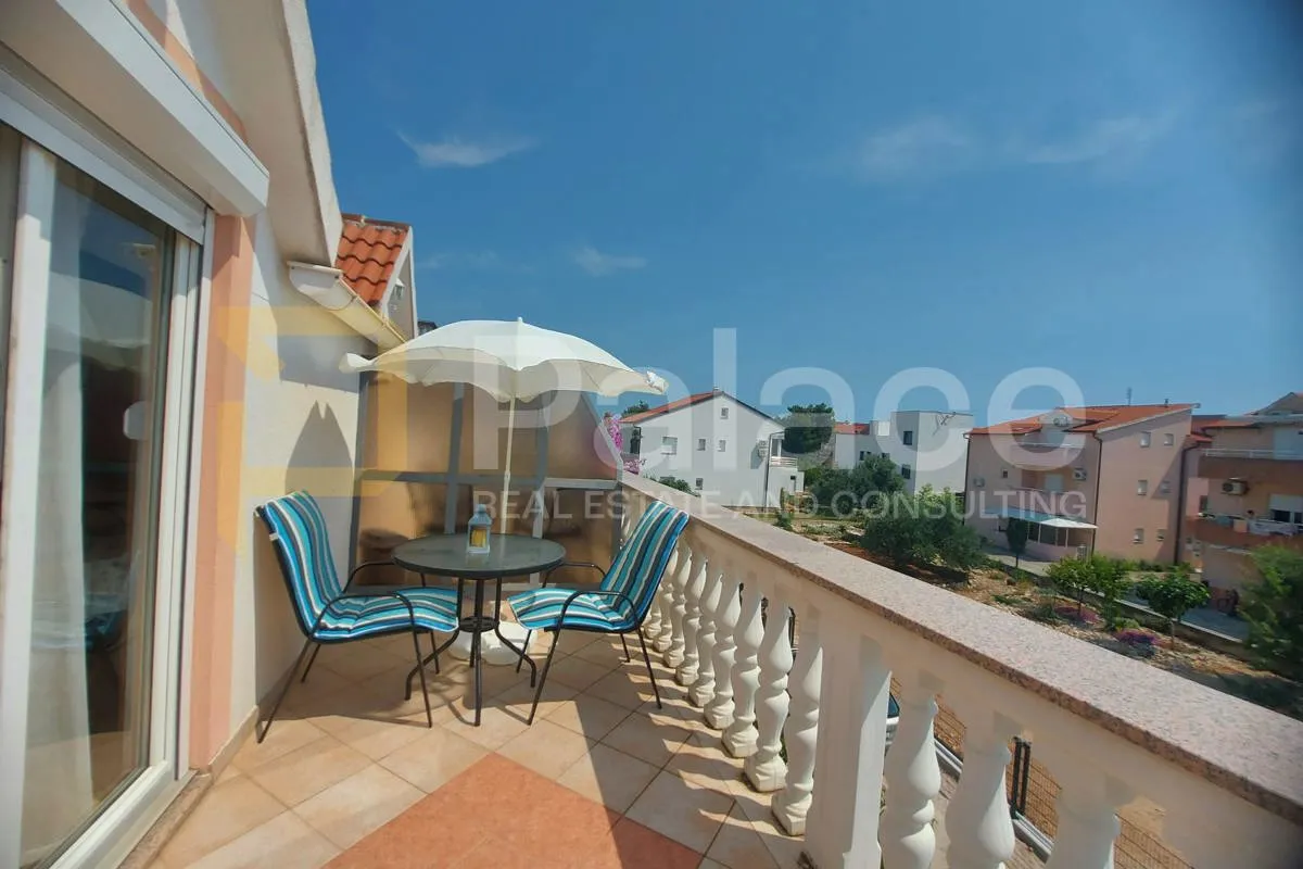 održavana kuća s apartmanima i dvorištem 500 m od mora, vodice 280 m2 - slika 3
