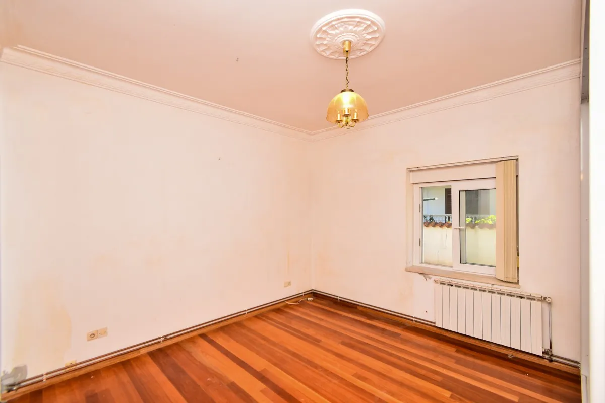 top lokacija: kuća blizu mora s 5 apartmana i dvorištem, srima 320 m2 - slika 8