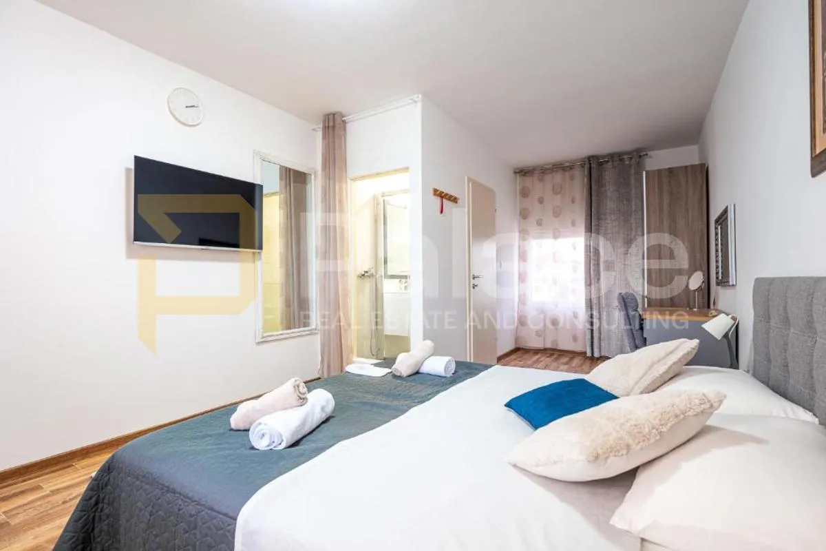 villa sa bazenom - centar sukošana - slika 21