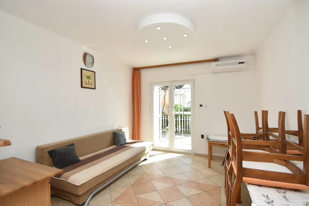 stan u kući na obali sa tri uhodana apartmana - tribunj - slika 4