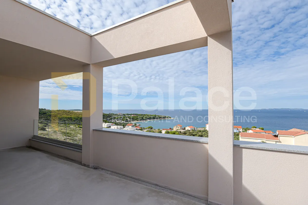 Penthouse s velikim terasama i brutalnim pogledom, A8, Primošten Dolac, 65 m2