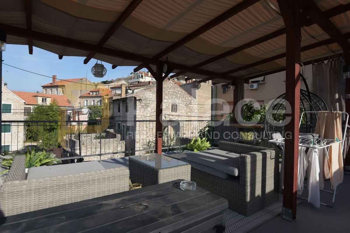 šibenik, centar: jedinstvena renovirana kuća s dva stana - slika 18