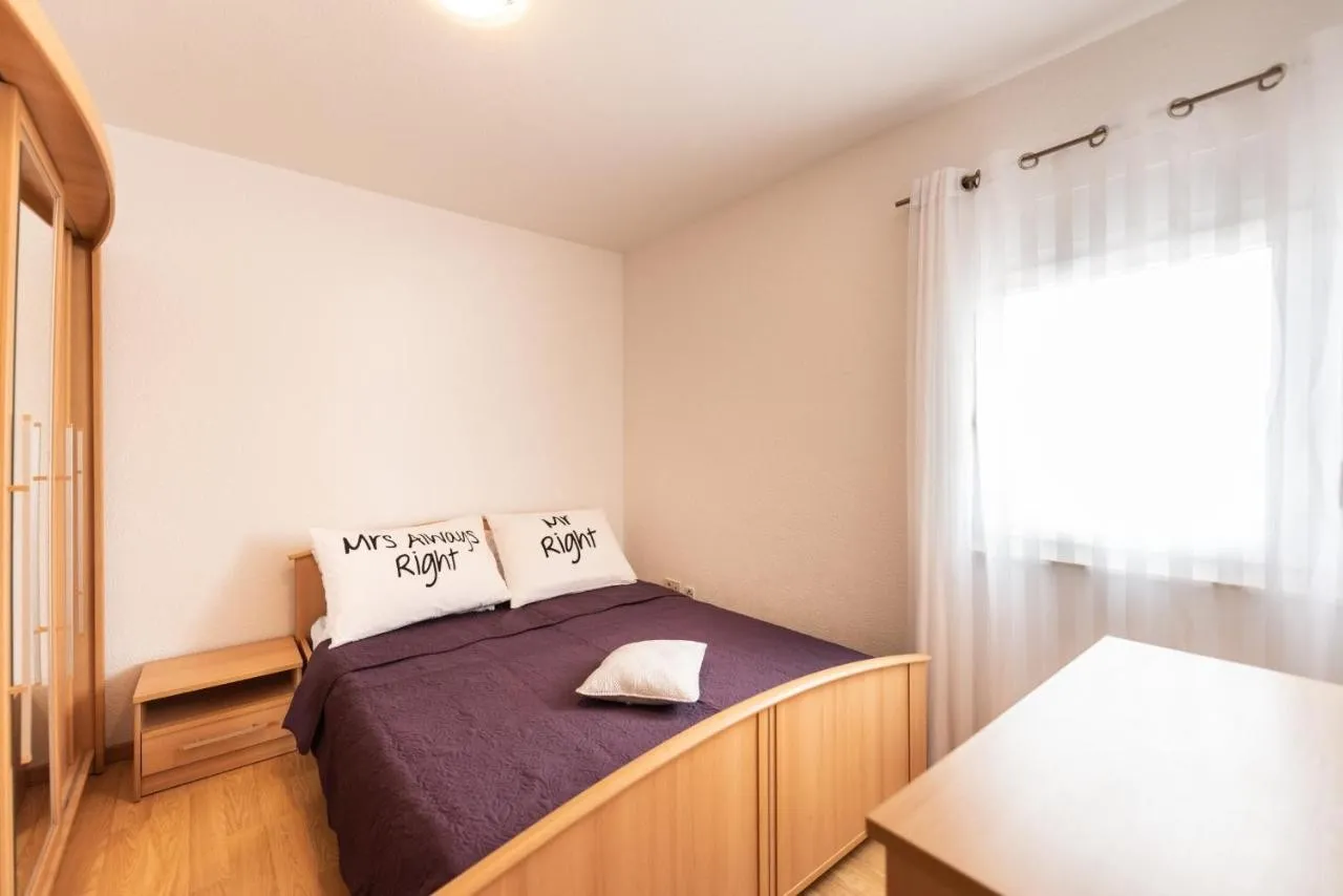 predivna vila s apartmanima i s bazenom, vinišće - slika 5