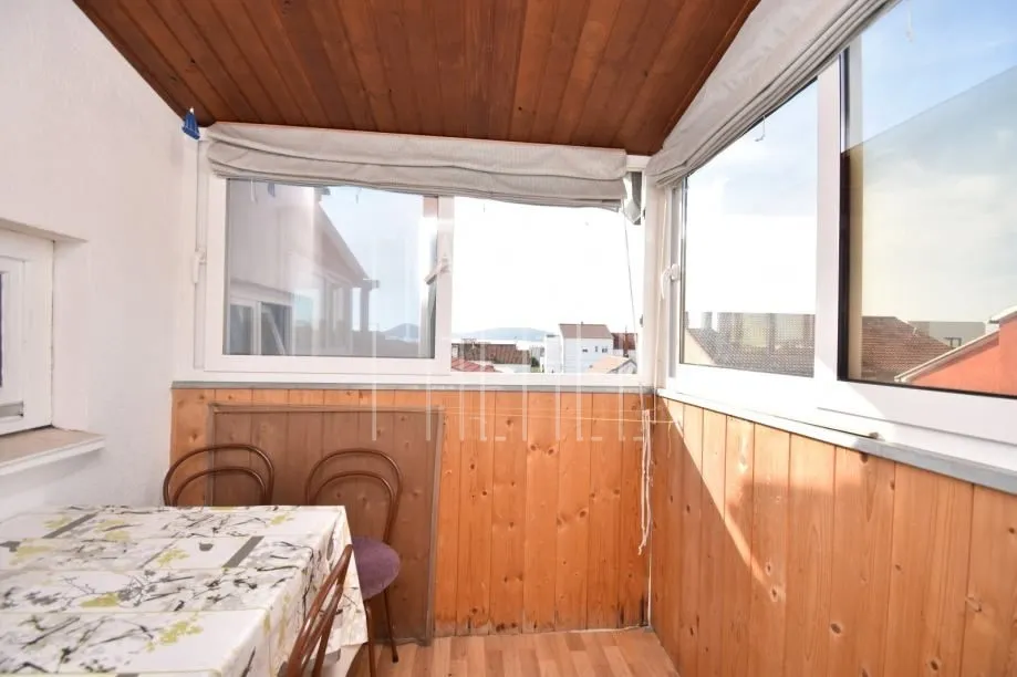 stan na katu kuće s pogledom na more, vodice, 89.00 m2 - slika 9