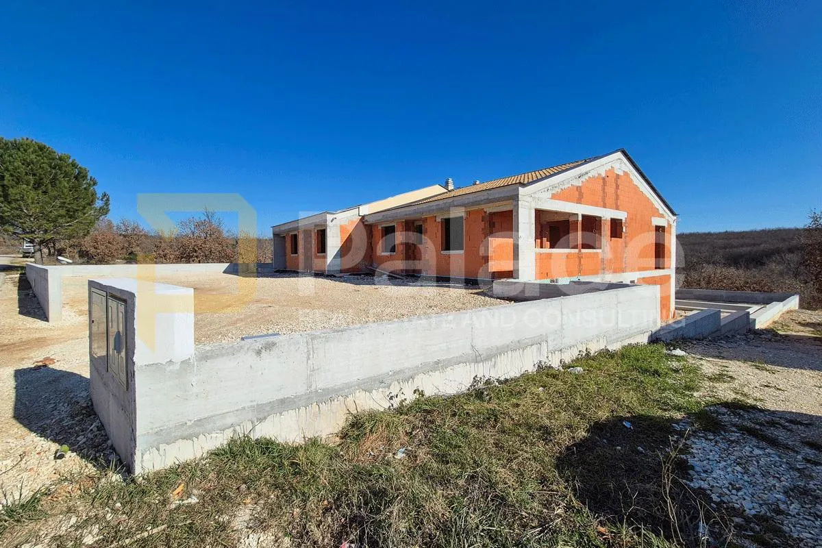 moderna dvojna vila s bazenom u mirnom dijelu kod vodnjana - slika 9