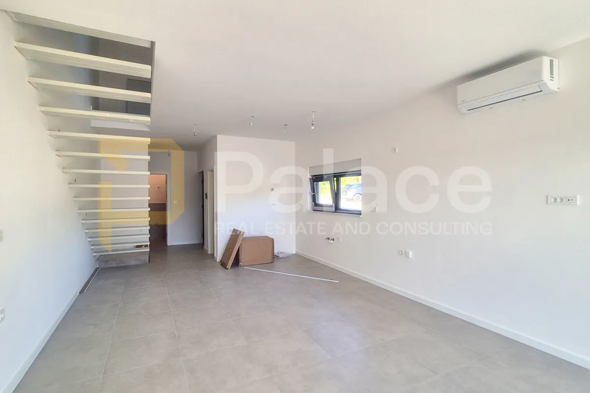novogradnja duplex trosobni s dvorištem blizu mora, tisno 106 m2 - slika 7