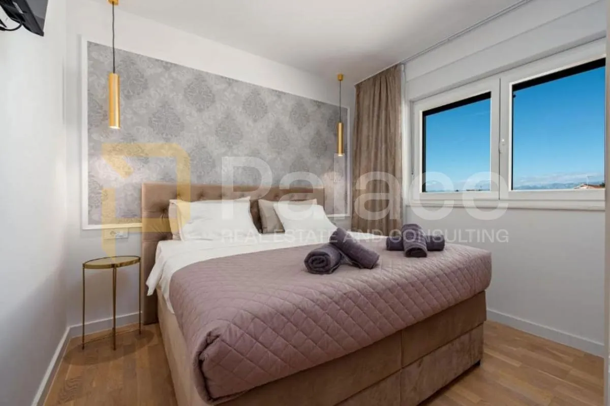 odmah useljiva dvojna villa 60 metara od mora - slika 23