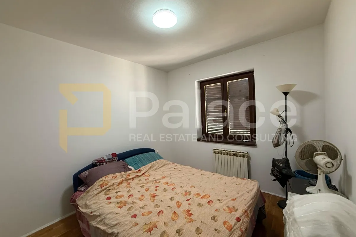 prostran stan u centru pule – 3 sobe, 82m², namješten - slika 5