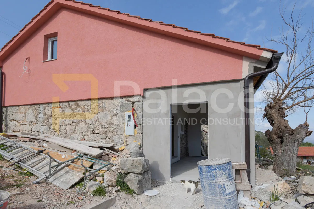 šarmantna obnovljena kamena kuća sa pogledom na prokljan - bilice - slika 11