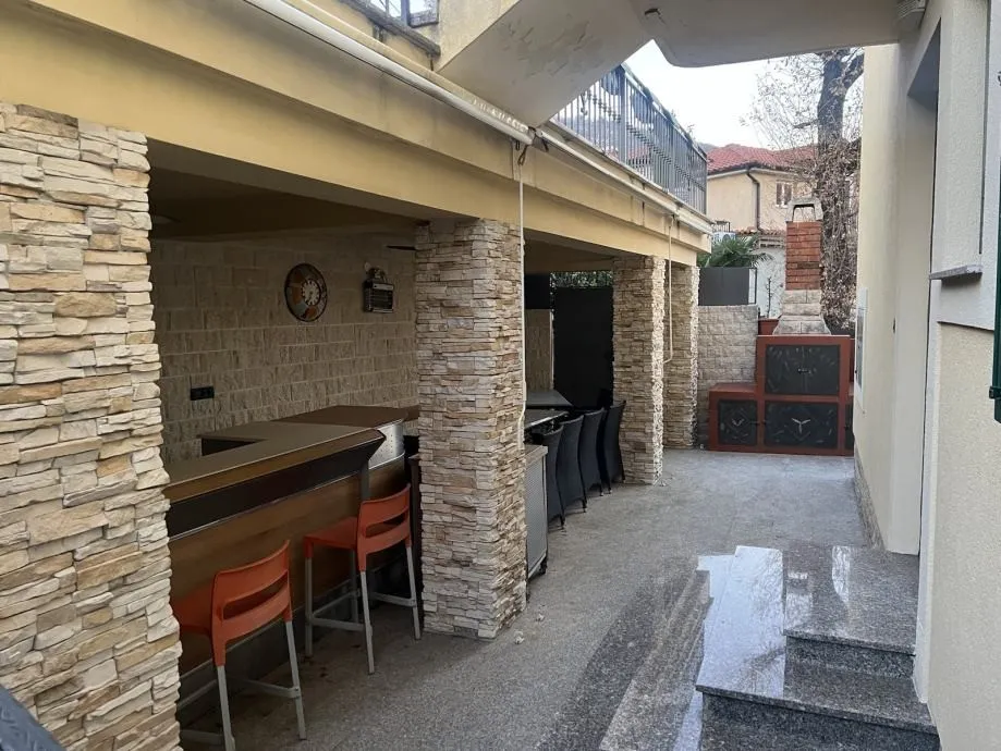 predivna kuća s tri apartmana u centru grada, 150m od mora, opatija - slika 10