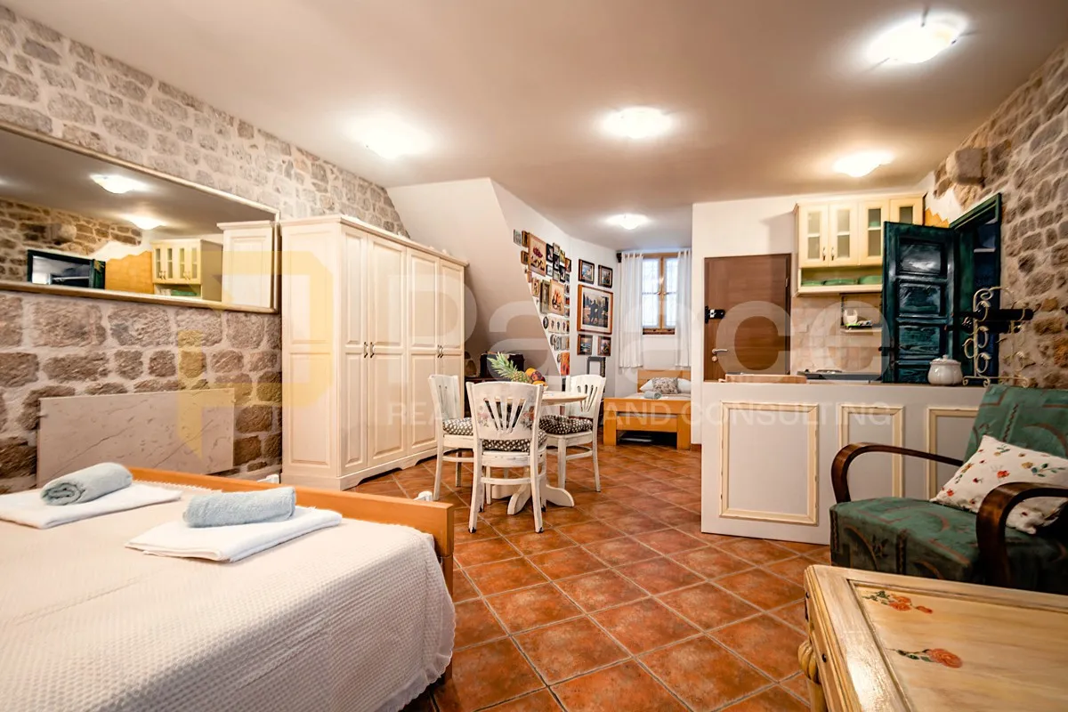 šibenik : dva studio apartmana u samom centru grada u kamenoj kući - slika 19