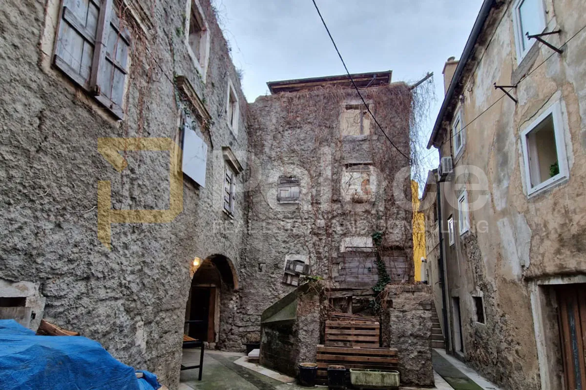 kamena zgrada 450 m² u centru senja, 100 m od mora - slika 2