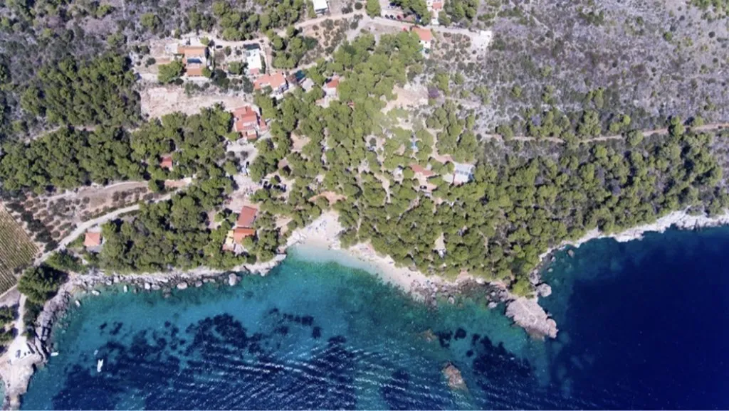 kuća u mirnoj uvali na hvaru - slika 5