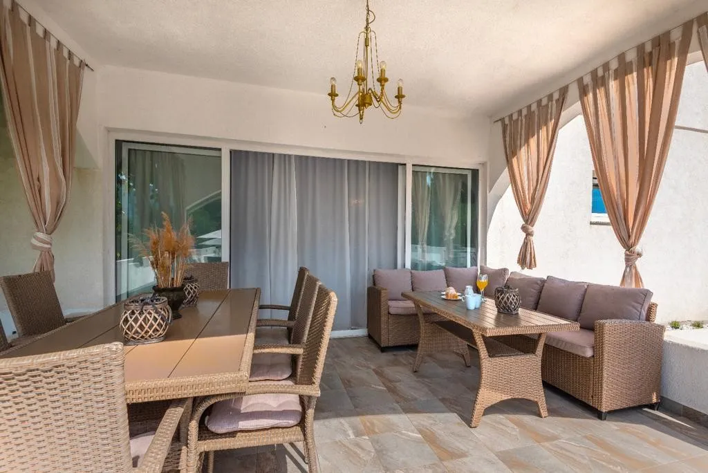 predivna kuća sa bazenom, lozovac, 320 m2 - slika 14