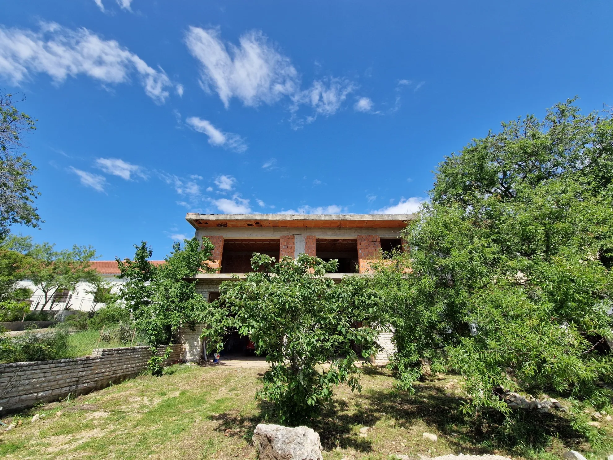 Kuća u izgradnji na velikoj parceli - Plastovo, Skradin