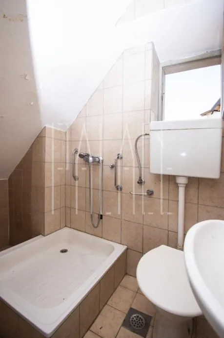 prekrasan povijesni ljetnikovac s perivojem u centru vodica, 180.00 m2 - slika 13