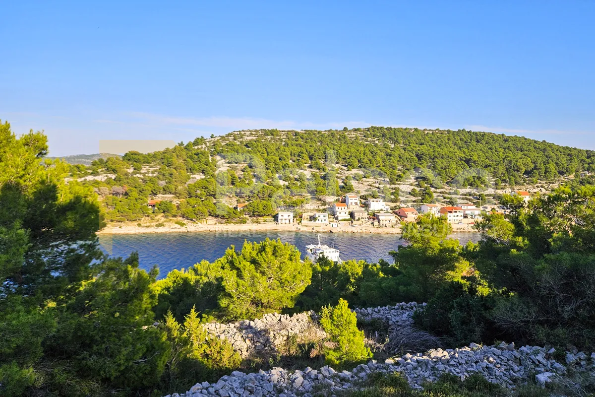 Građevinsko zemljište s pogledom na uvalu i more na otoku Žirju 720 m2 - Žirje, Šibenik