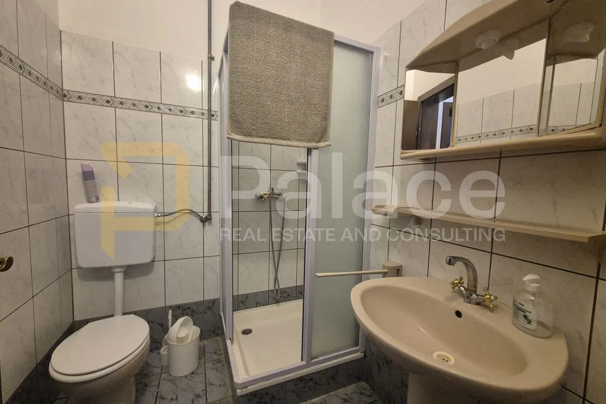 kuća s tri apartmana 80 m od mora! - slika 7