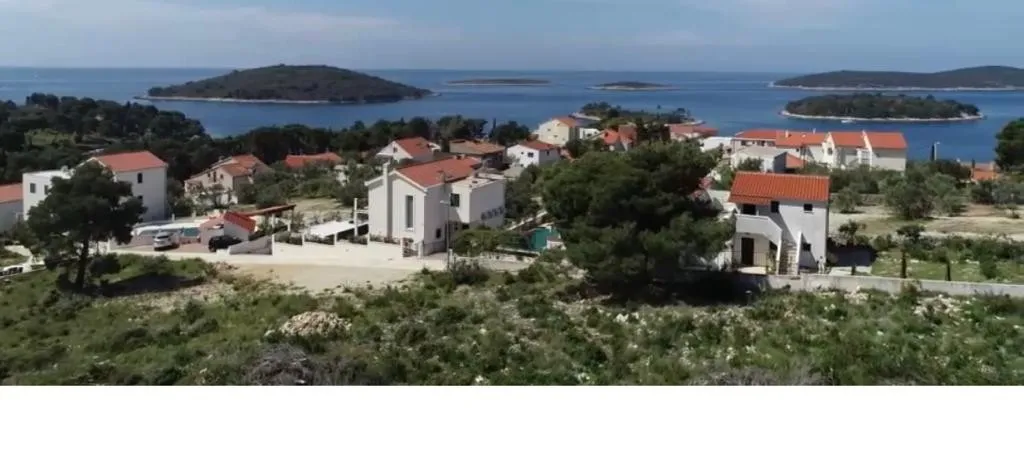 *sniženo* prekrasna kuća s apartmanima, maslinica, šolta - slika 9