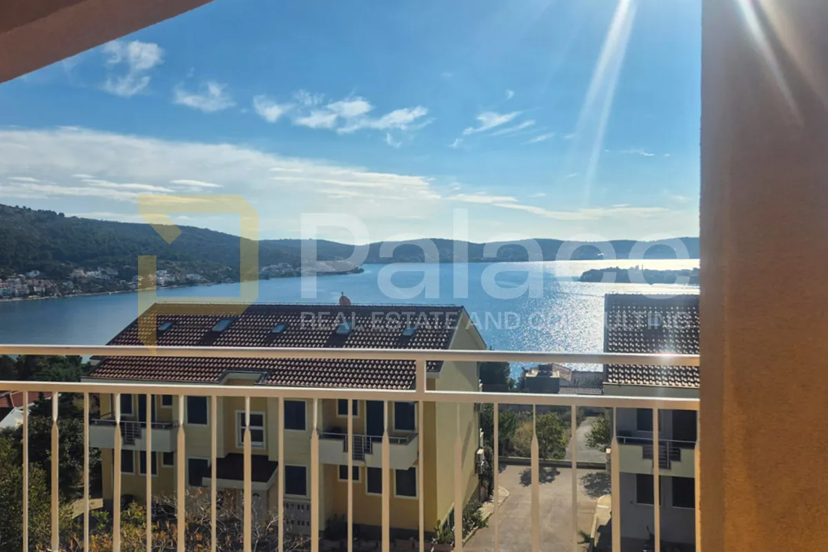dvosoban stan za najam u zgradi s pogledom na more, rogoznica 74 m2 - slika 2
