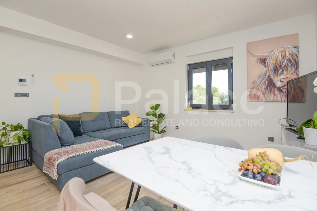 prekrasan dvosoban stan s pogledom na more i vrtom 73 m2, brodarica - slika 5