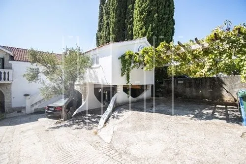 vila u mirnoj uvali s pogledom na cijelu rogoznicu - slika 7