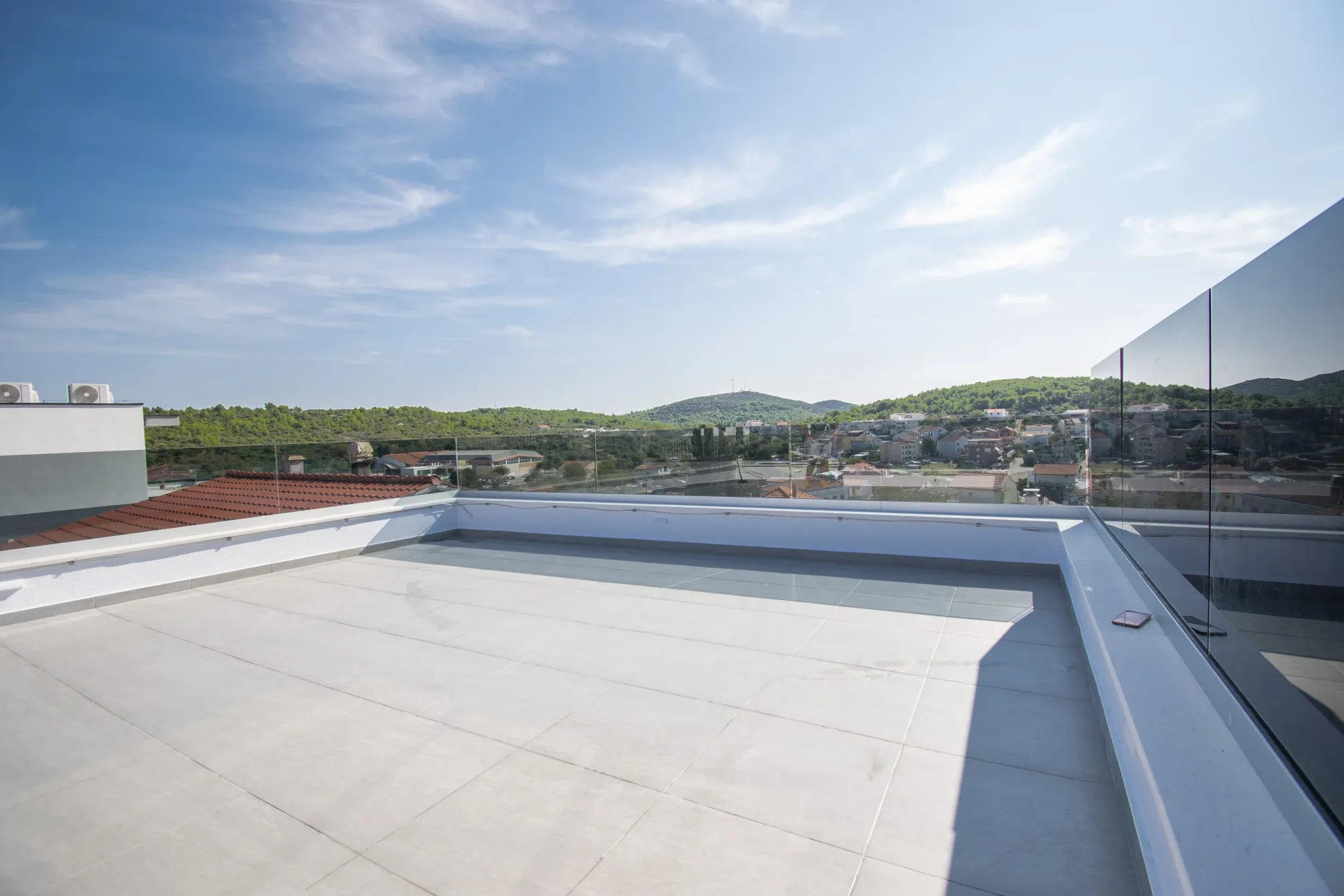 luksuzni dvoetažni stan s krovnom terasom, pogled na more,tisno,120 m2 - slika 25