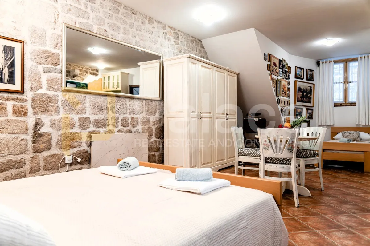 šibenik : dva studio apartmana u samom centru grada u kamenoj kući - slika 6
