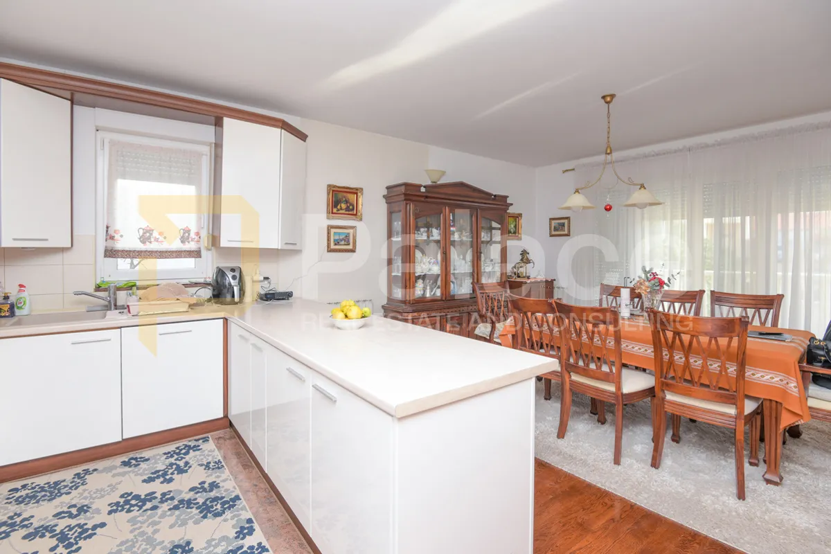 prekrasna kuća s 3 stana, pogledom i velikom okućnicom, vodice 370 m2 - slika 6