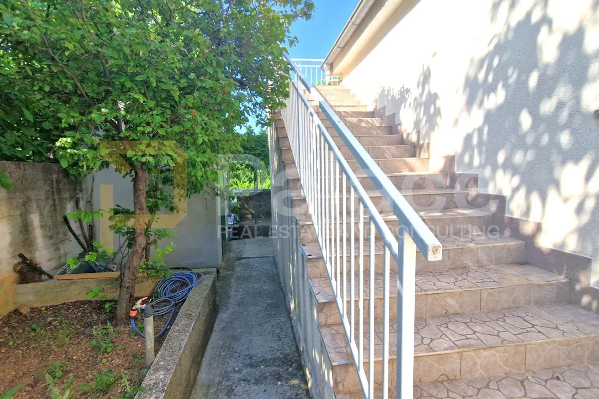 uređena prizemnica s velikim dvorištem, čista mala-vodice 120 m2 - slika 11